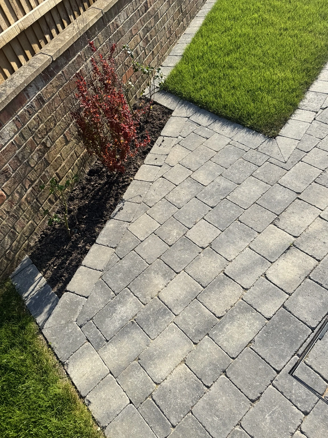 Sorrento Granite driveway finished around a planted border