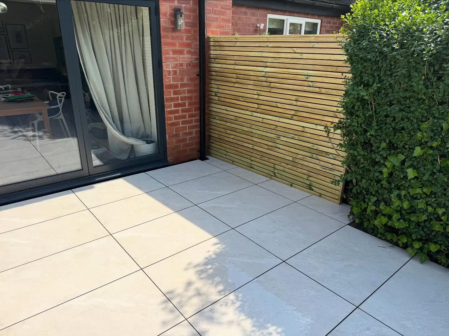Porcelain patio & timber screening