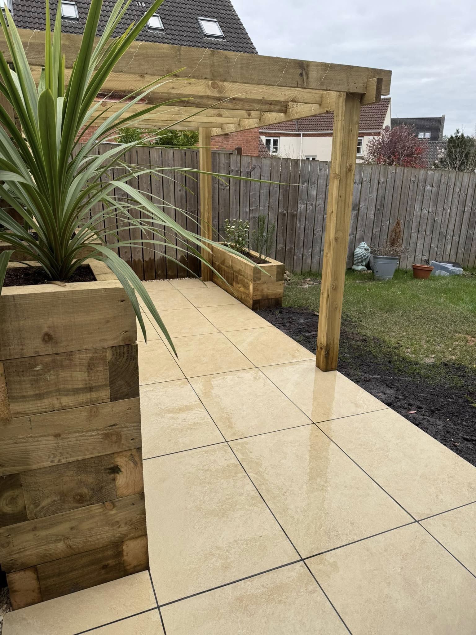 Pergola & porcelain patio